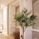 Artistic Neighborhood Luxury Apartman *