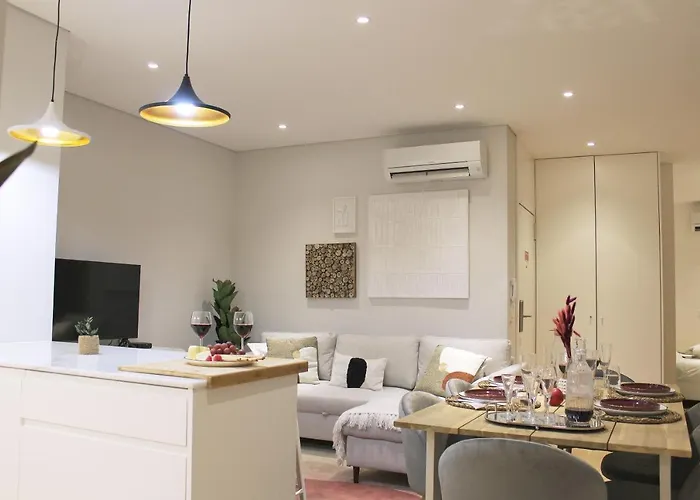 Artistic Neighborhood Luxury Apartment